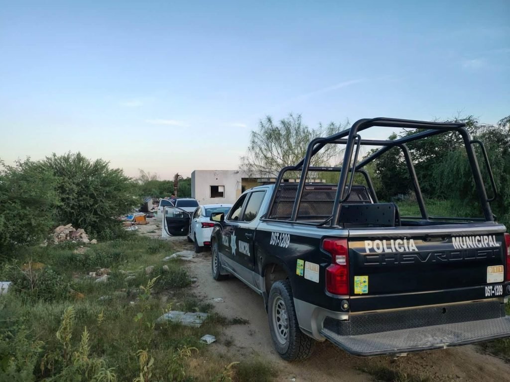 Asegura Ayuntamiento de Los Cabos vehículos por depósito ilegal de residuos en arroyo de Santa Rosa