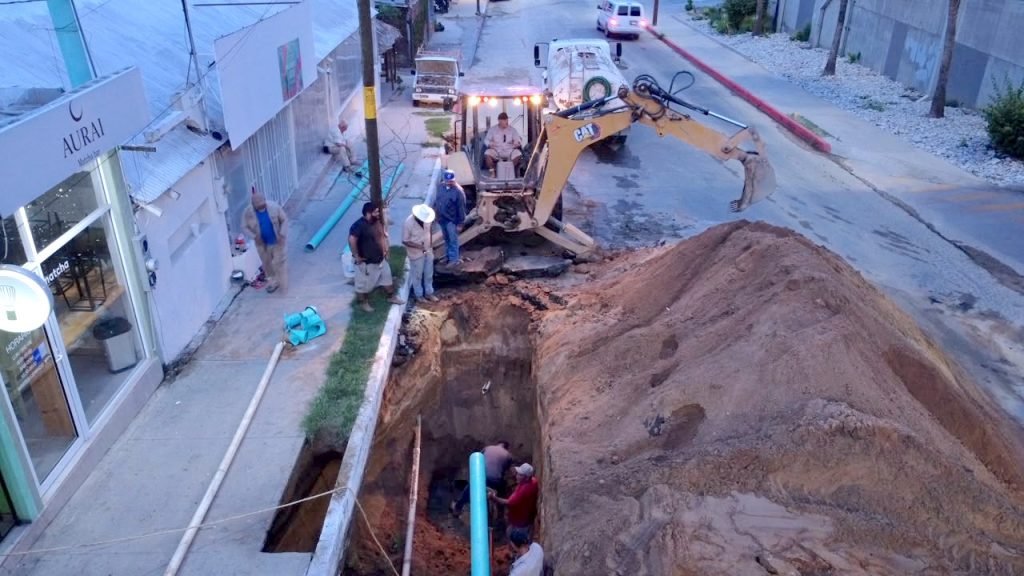 Atiende OOMSAPAS Los Cabos red sanitaria en la calle Valerio González; el servicio opera con normalidad