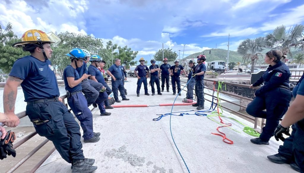 Bomberos de Cabo San Lucas refuerza entrenamiento en rescate en aguas rápidas