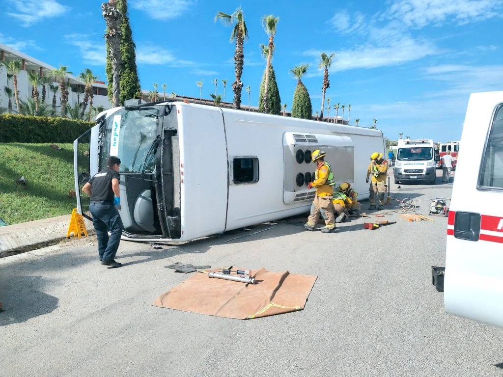 Bomberos de San José del Cabo atienden volcadura de camión de transporte de personal en la Carretera Transpeninsular