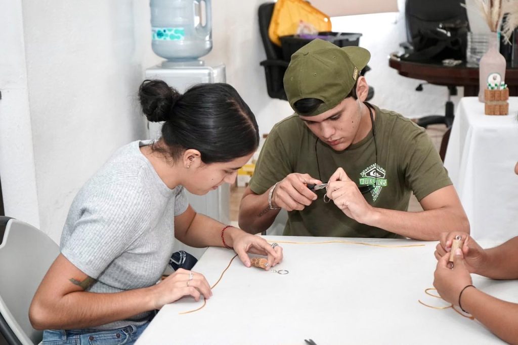 Con taller de artesanías con corchos, promueve XV Ayuntamiento reciclaje y emprendimiento en CSL