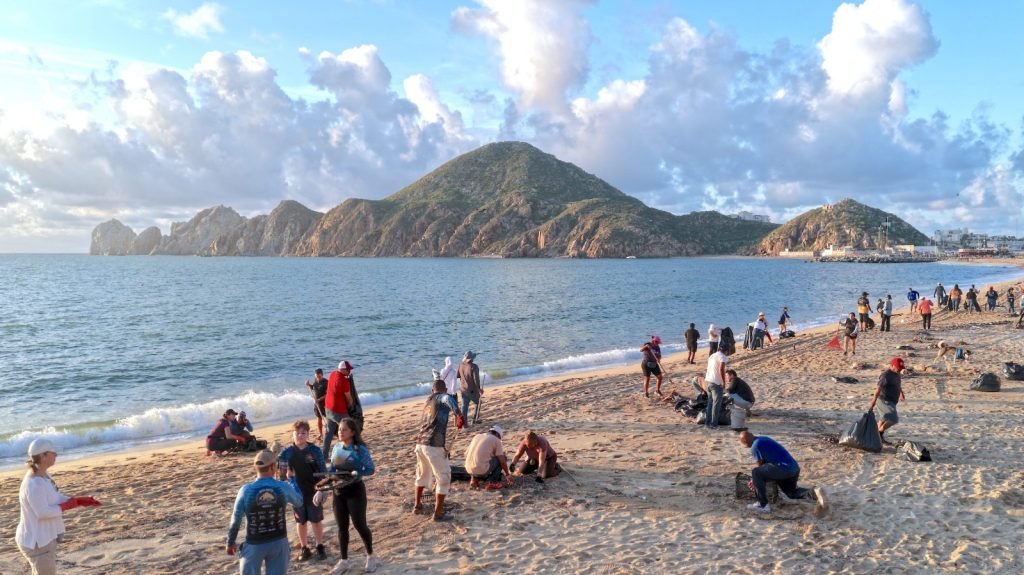 Disminuye 80% el arrastre de residuos a playas de Cabo San Lucas tras lluvias de Marie