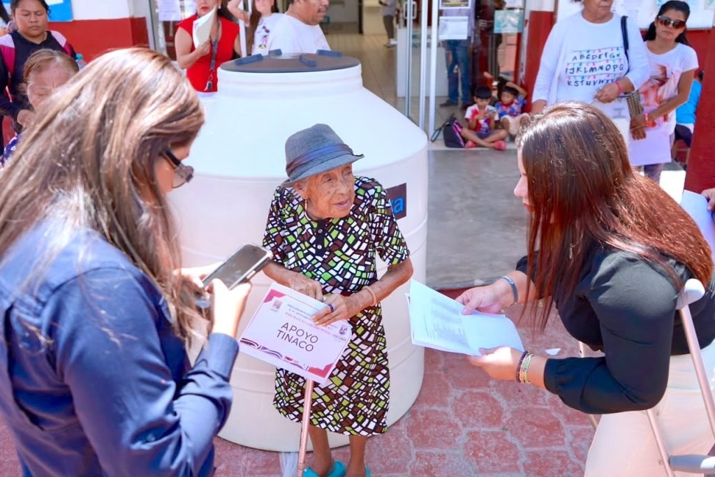 Entrega Atención Ciudadana tinacos a familias de Cabo San Lucas para mejorar almacenamiento de agua