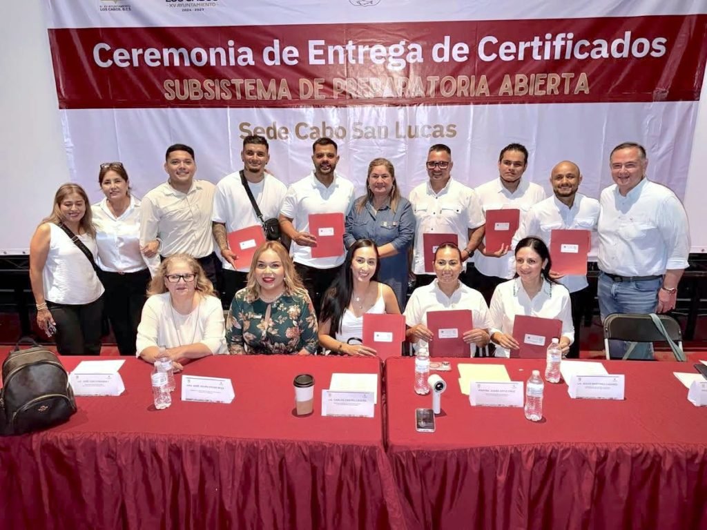 Entregan certificados de estudios a 48 estudiantes de Cabo San Lucas mediante Preparatoria Abierta