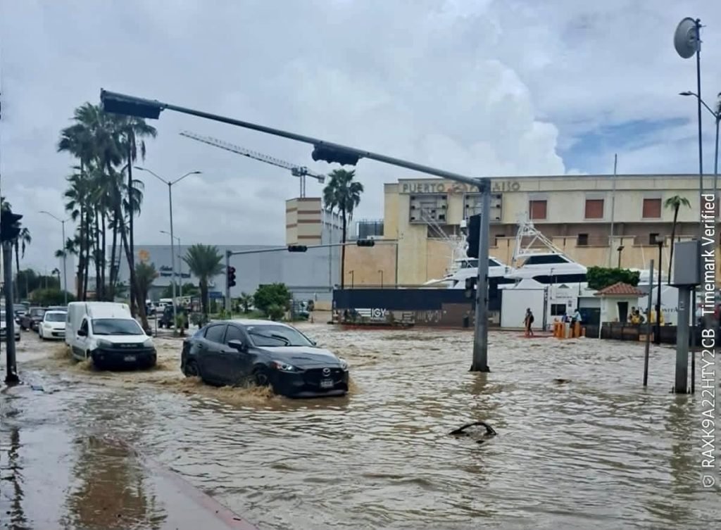 Mantiene Ayuntamiento de Los Cabos operativo Cruce Seguro ante escurrimientos en Cabo San Lucas