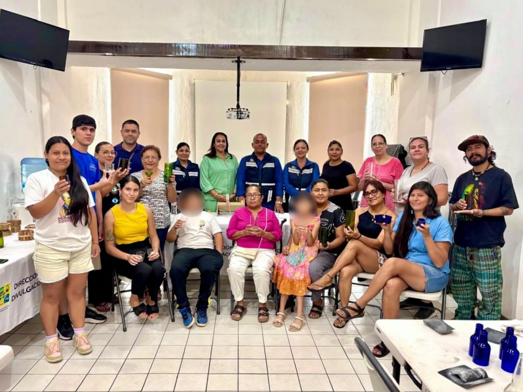 Promueve Ayuntamiento de Los Cabos cultura ambiental y productos sustentables con taller de vidrio para artesanos