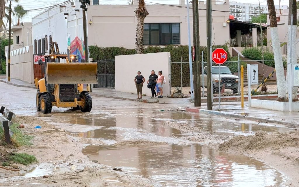 Refuerza Ayuntamiento de Los Cabos trabajos de desazolve en la colonia Centro SJC