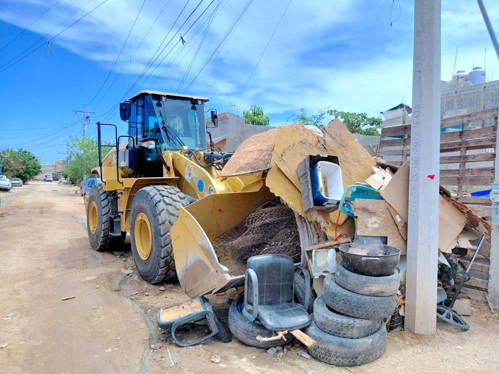 Retira Servicios Públicos cacharros y ramas en colonias de Cabo San Lucas