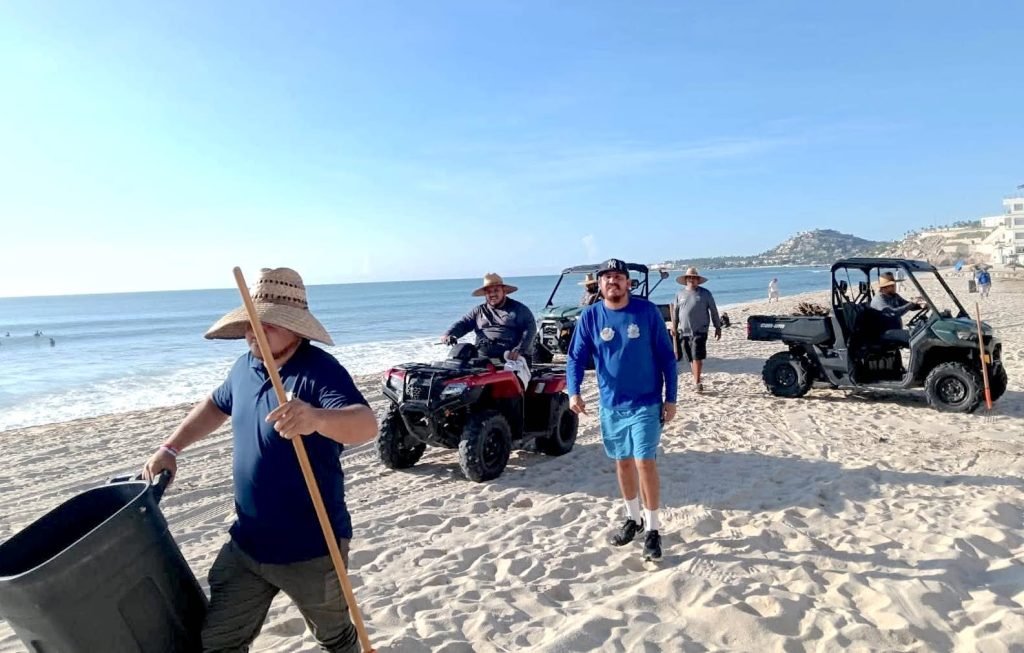 Retira ZOFEMAT residuos arrastrados por las lluvias en playa Costa Azul