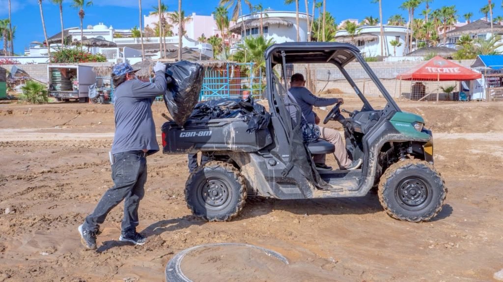 Retiran 1.6 toneladas de basura del arroyo 8 Cascadas y playa El Médano en Cabo San Lucas