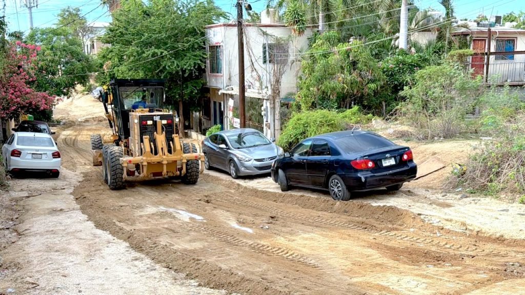 Servicios Públicos mantiene labores de desazolve y retiro de material en vialidades de Los Cabos