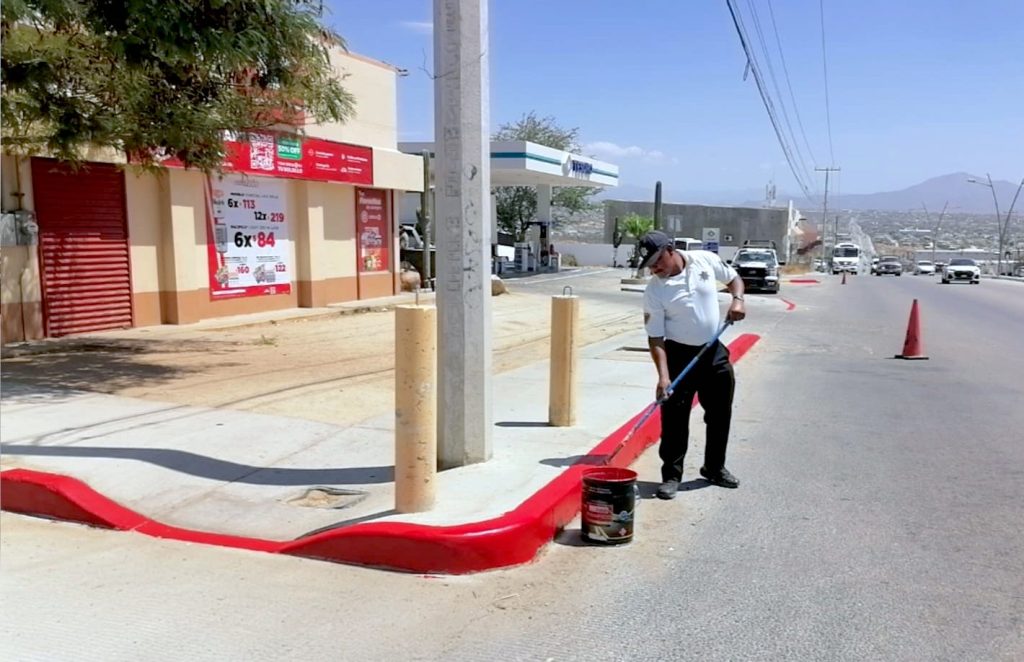 Tránsito Municipal instala señalización y rehabilita cruces peatonales en Los Cabos.